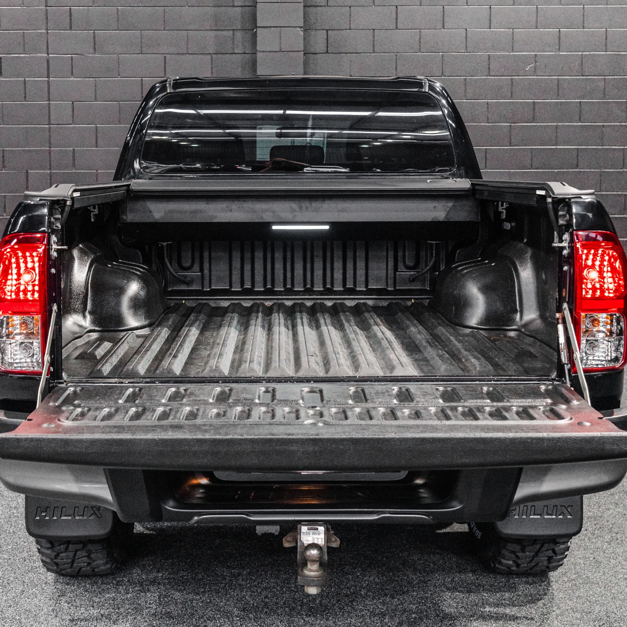 Shield Off-Road Toyota Hilux Electric Rolling Shutter Lid - Image 6