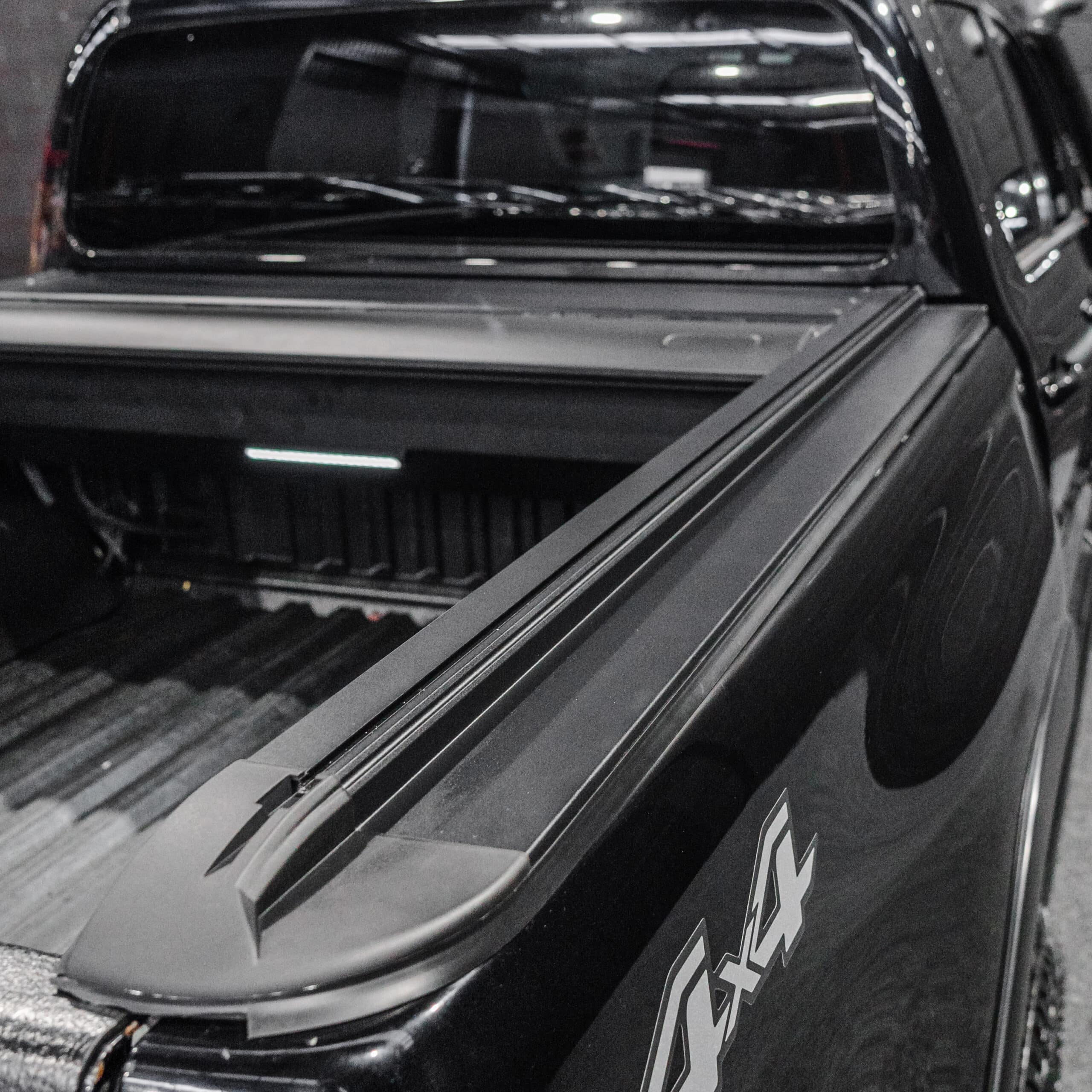 Shield Off-Road Toyota Hilux Electric Rolling Shutter Lid - Image 4