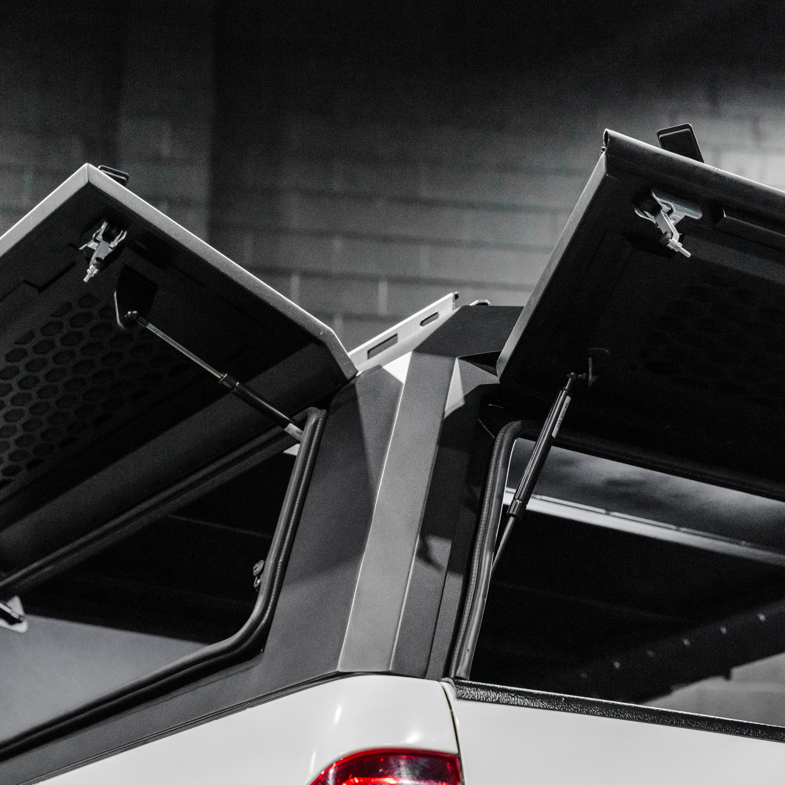 Shield Off-Road Aluminium Windowless Canopy – Toyota Hilux J-Deck Wellside (2015+) - Image 21