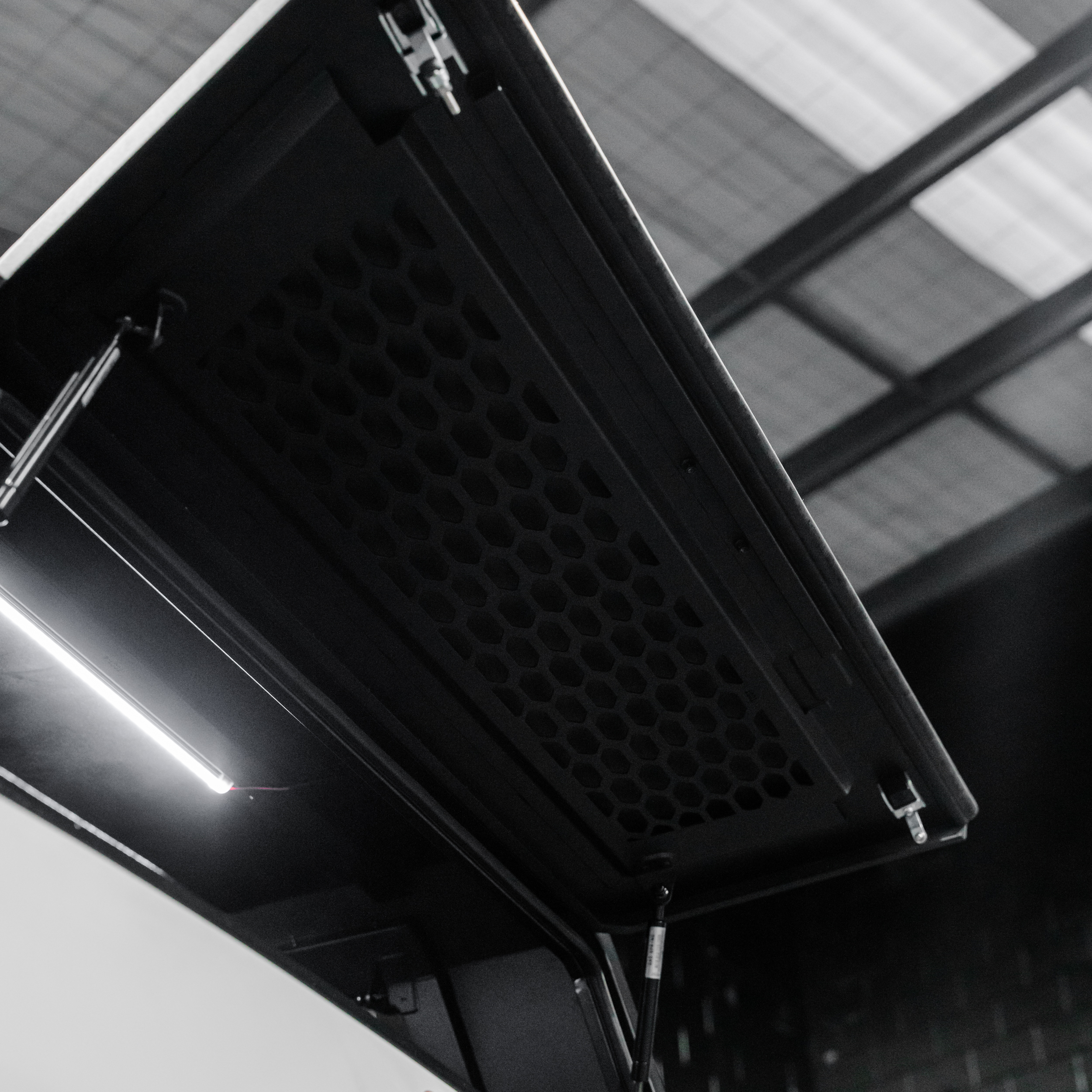 Shield Off-Road Aluminium Windowless Canopy – Toyota Hilux J-Deck Wellside (2015+) - Image 19