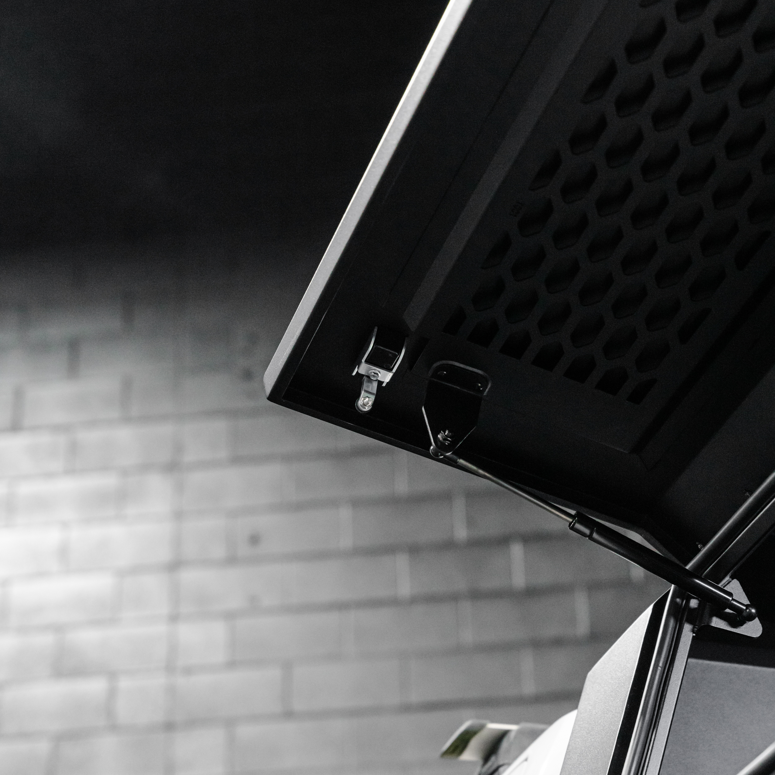 Shield Off-Road Aluminium Windowless Canopy – Toyota Hilux J-Deck Wellside (2015+) - Image 15