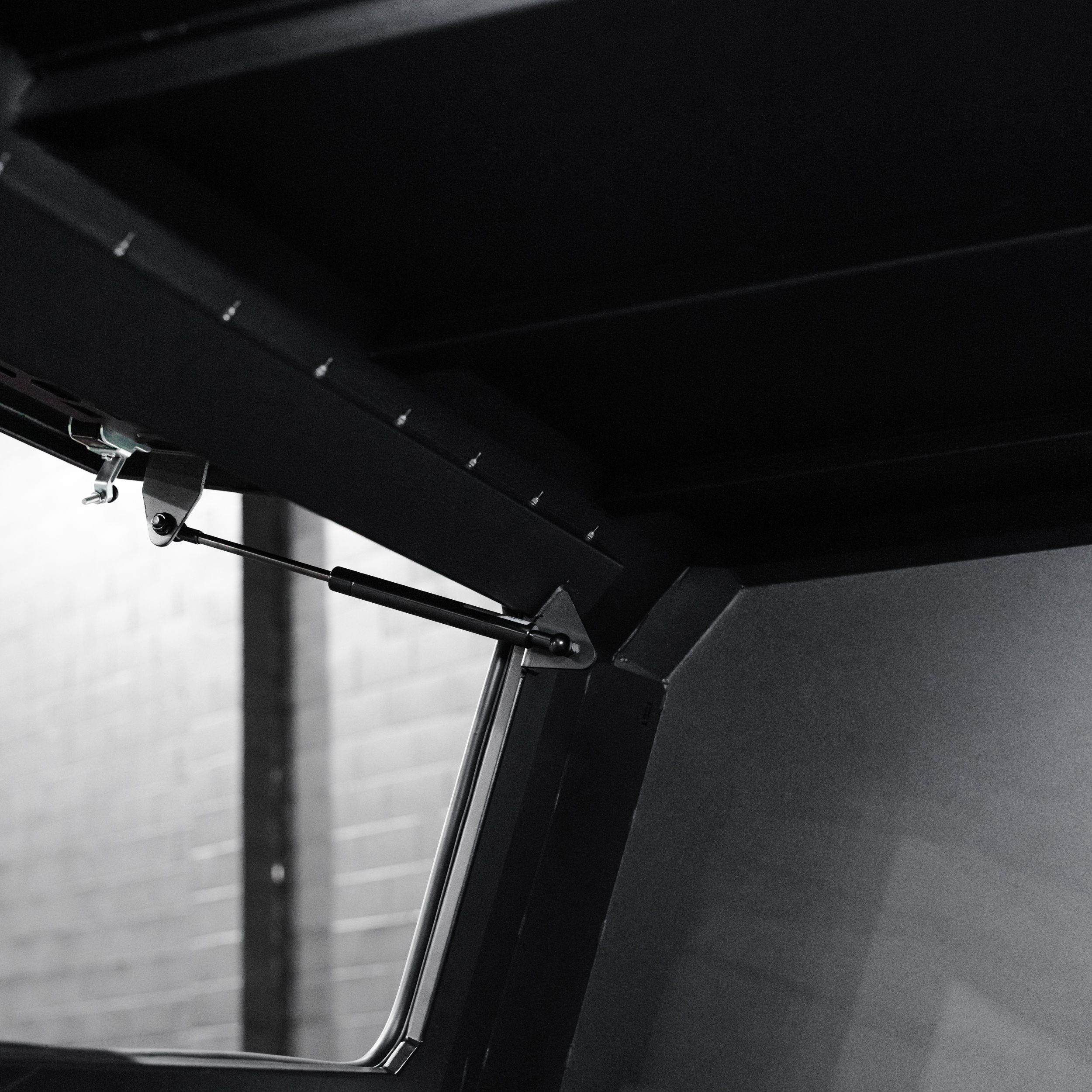 Shield Off-Road Aluminium Windowless Canopy – Toyota Hilux J-Deck Wellside (2015+) - Image 12