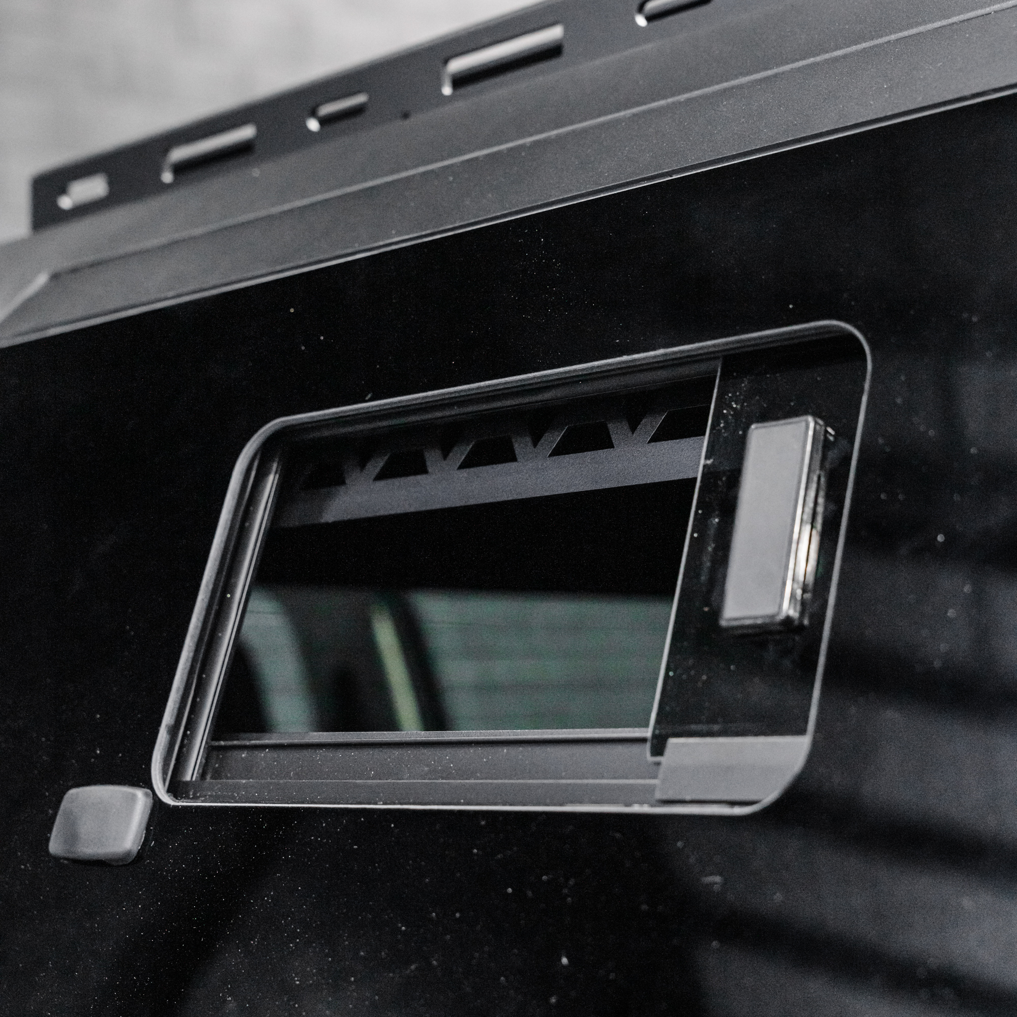 Shield Off-Road Aluminium Windowed Canopy – Isuzu D-Max (2013–2020) - Image 12