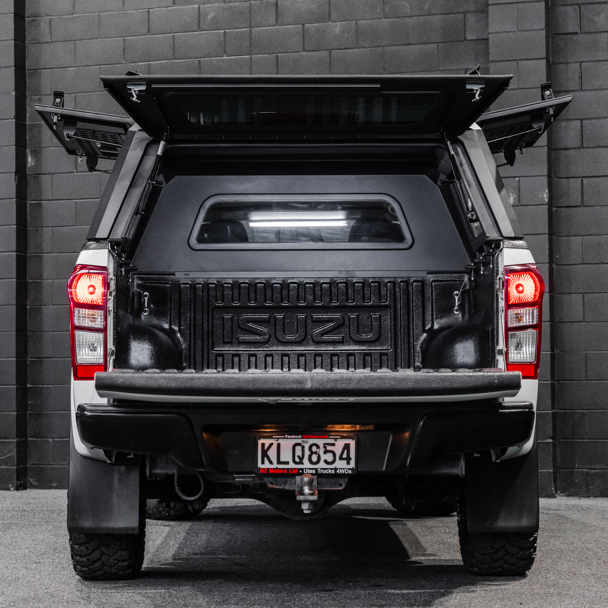 Shield Off-Road Aluminium Windowed Canopy – Isuzu D-Max (2013–2020) - Image 4